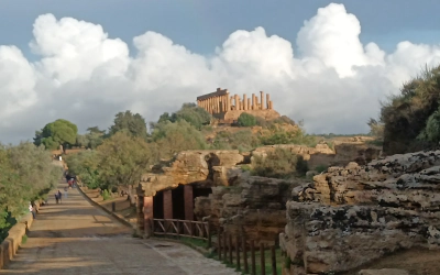 Gruppo di visitatori nella Valle dei Templi di Agrigento