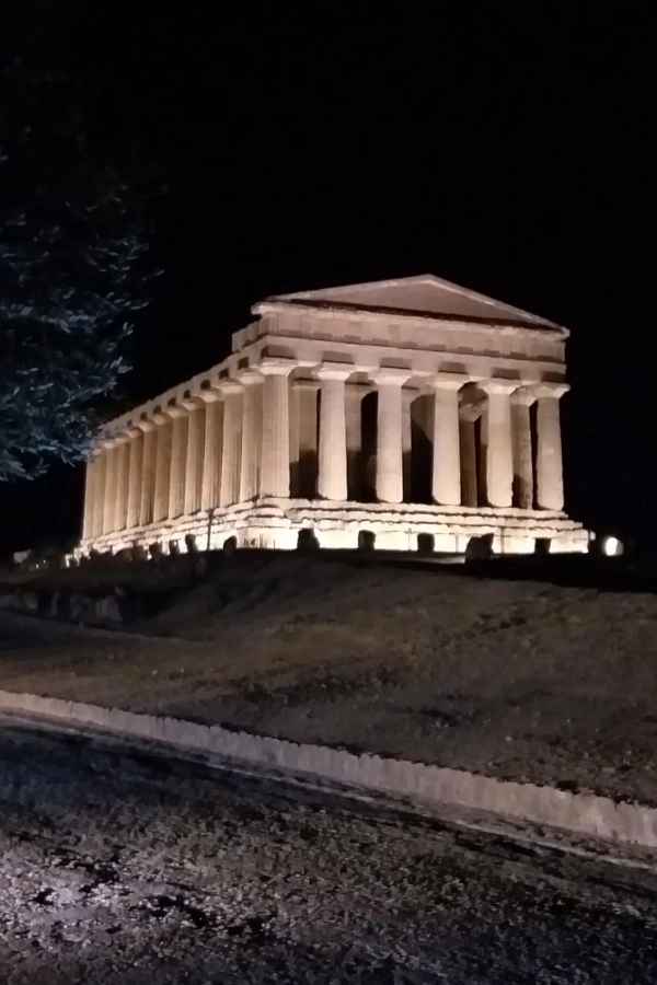 Tempio della Concordia illuminato nella Valle dei Templi di Agrigento
