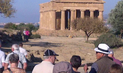 Turisti durante una visita nella Valle dei Templi di Agrigento