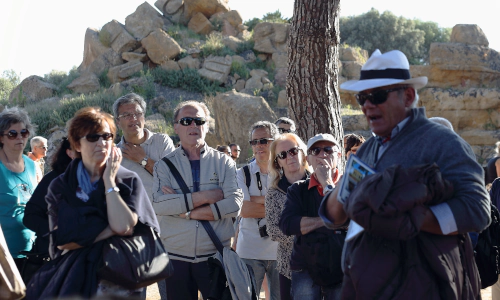 Groupe de touristes en visite guidée dans la Vallée des Temples